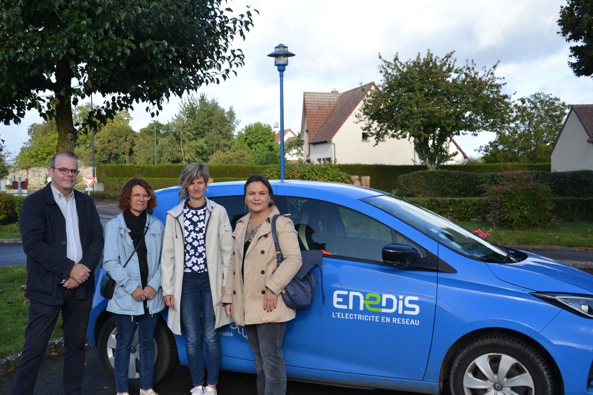 enedis_normand's tweet photo. Les équipes d'@enedis dans le #Calvados, avec @Omexom rénovent 10km de réseau 20000V à #Esson, afin d'améliorer la qualité d'alimentation électrique de 1290 clients. Une vaste opération de modernisation réseau. ➡️Investissement 259K€  100%  #Enedis 
#ServicePublic https://t.co/vaubtJQFnk