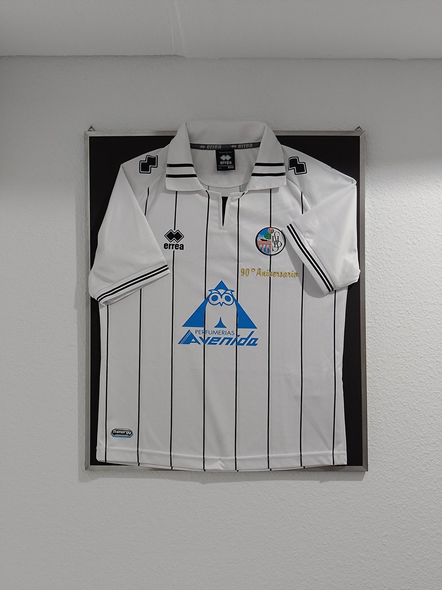 guajesalmantino's tweet image. Ya está en la pared de mi oficina.
La última camiseta de la extinta Unión Deportiva Salamanca 
Una joya.
#UnionSoloHuboUna
#Creemos
@UnionistasCF 
@CBAvenida 
@ErreaOfficial 
#90Aniversario