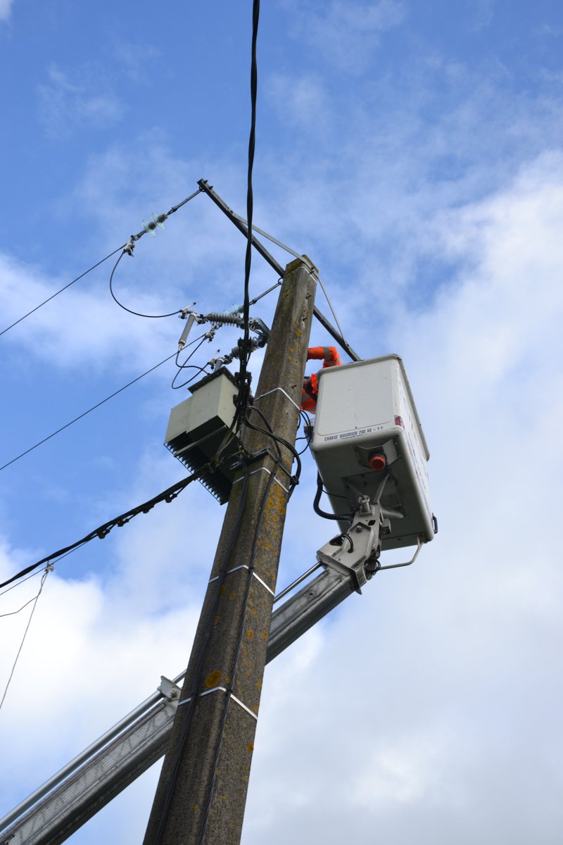 enedis_normand's tweet photo. Les équipes d'@enedis dans le #Calvados, avec @Omexom rénovent 10km de réseau 20000V à #Esson, afin d'améliorer la qualité d'alimentation électrique de 1290 clients. Une vaste opération de modernisation réseau. ➡️Investissement 259K€  100%  #Enedis 
#ServicePublic https://t.co/vaubtJQFnk