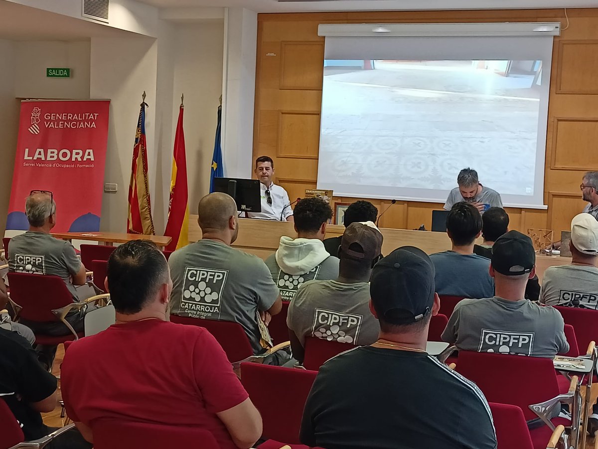 fpcatarroja's tweet photo. 🟢Jornada técnica "Nuevos materiales de restauración en construcción" organizada @UVcatedres @GVAlabora  en #CIPFPCatarroja con la participación de 🔷@monestir_com y 🖌️Pinturas Forner.
· Hackathon próxima semana
· Detalles técnicos del reto
#CIPFP 
@GVAeducacio @GvaSomFP @todofp https://t.co/fX10ewqejM