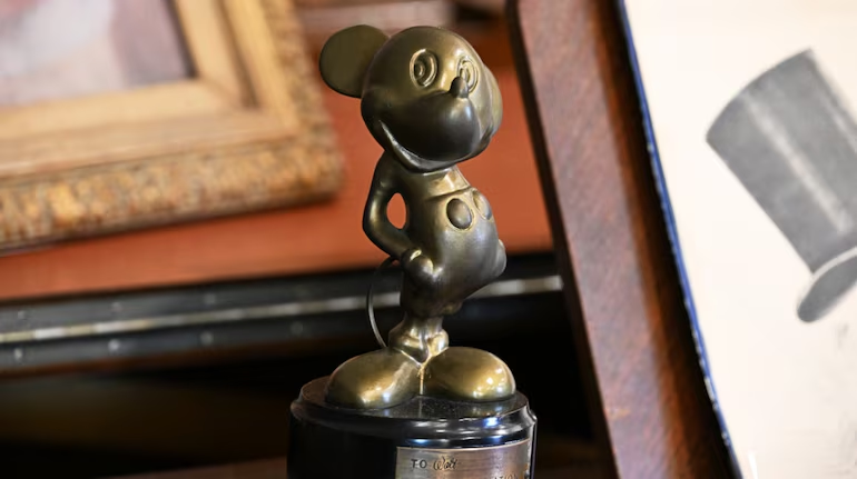 moneycontrolcom's tweet photo. #MCTrends | Disney layoff: Employee pens emotional note on first promotion, first job loss. 'Times are tough' 💼📉
@AnkitaSengupta_ writes more on this⤵️
https://t.co/J57msRc5wr
#DisneyLayoff #FirstPromotion #FirstJobLoss https://t.co/xLfPsCTizI