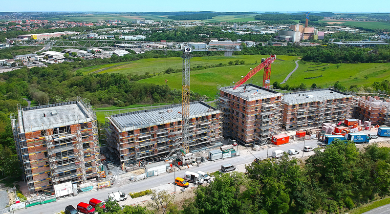 Richtfest für die ersten 80 Wohnungen im Projekt „Lebensräume Hubland“ in Würzburg: Seit 2023 entstehen hier 8 Gebäude mit 159 Wohnungen. Die barrierefreien 1-5 Zimmer-Einheiten haben Terrasse/Balkon und sind ans #Fernwärmenetz angeschlossen. Die Fertigstellung ist 2025 geplant.