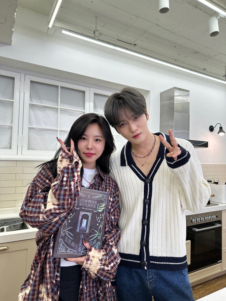 휘인(Whee In) tweet media