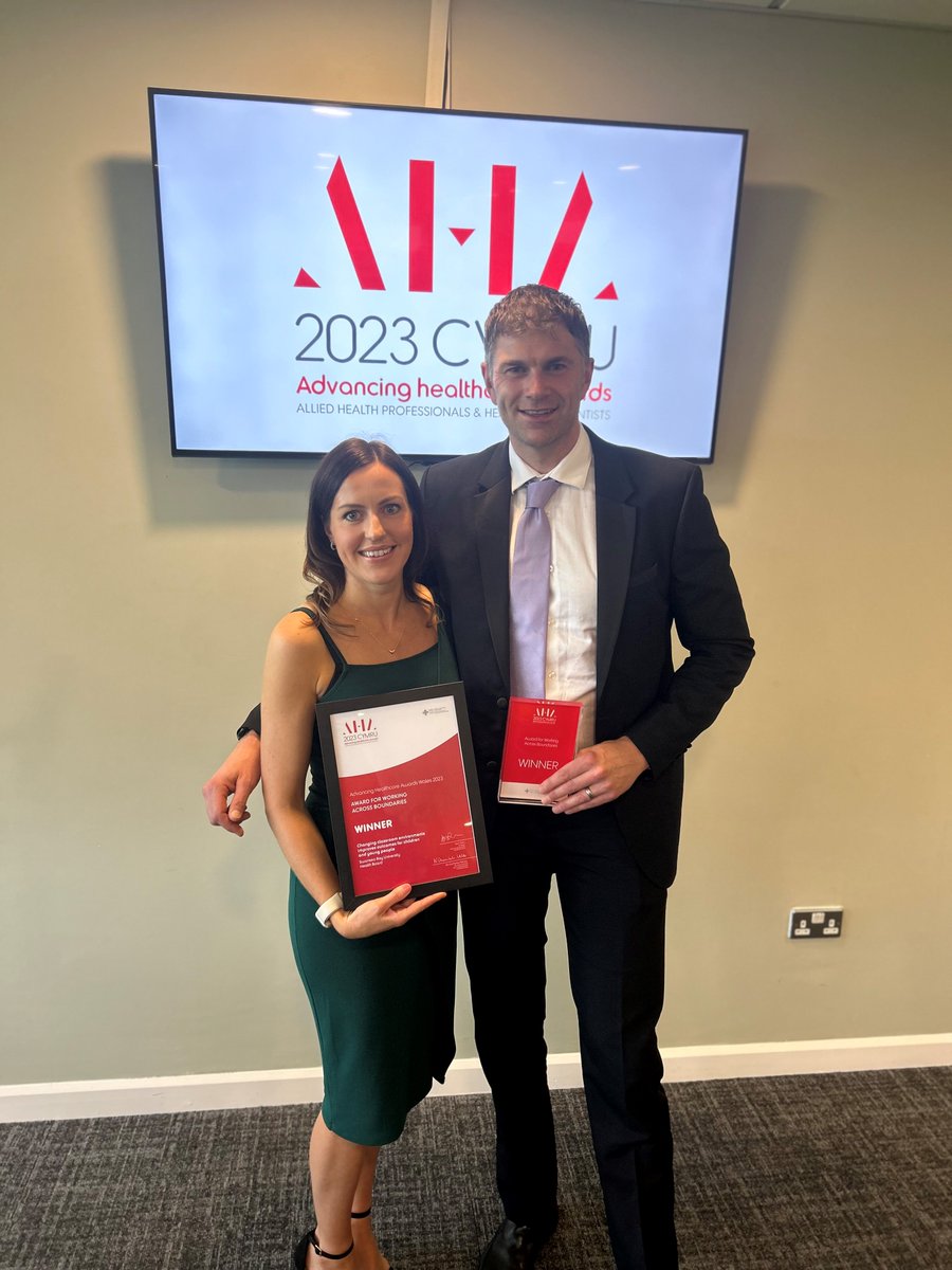 Llongyfarchiadau!   Enillydd ein 'Gwobr Cydweithio' yw Gweithio ar draws ffiniau i wella lles ar   gyfer Plant a Phobl Ifanc. #UBAYCGwobrauStaff2024 <a href="/BaeAbertaweGIG/">Bae Abertawe GIG</a> <a href="/deb178/">Deb Lewis</a> <a href="/SBUHB_Awards/">Swansea Bay UHB Awards</a>