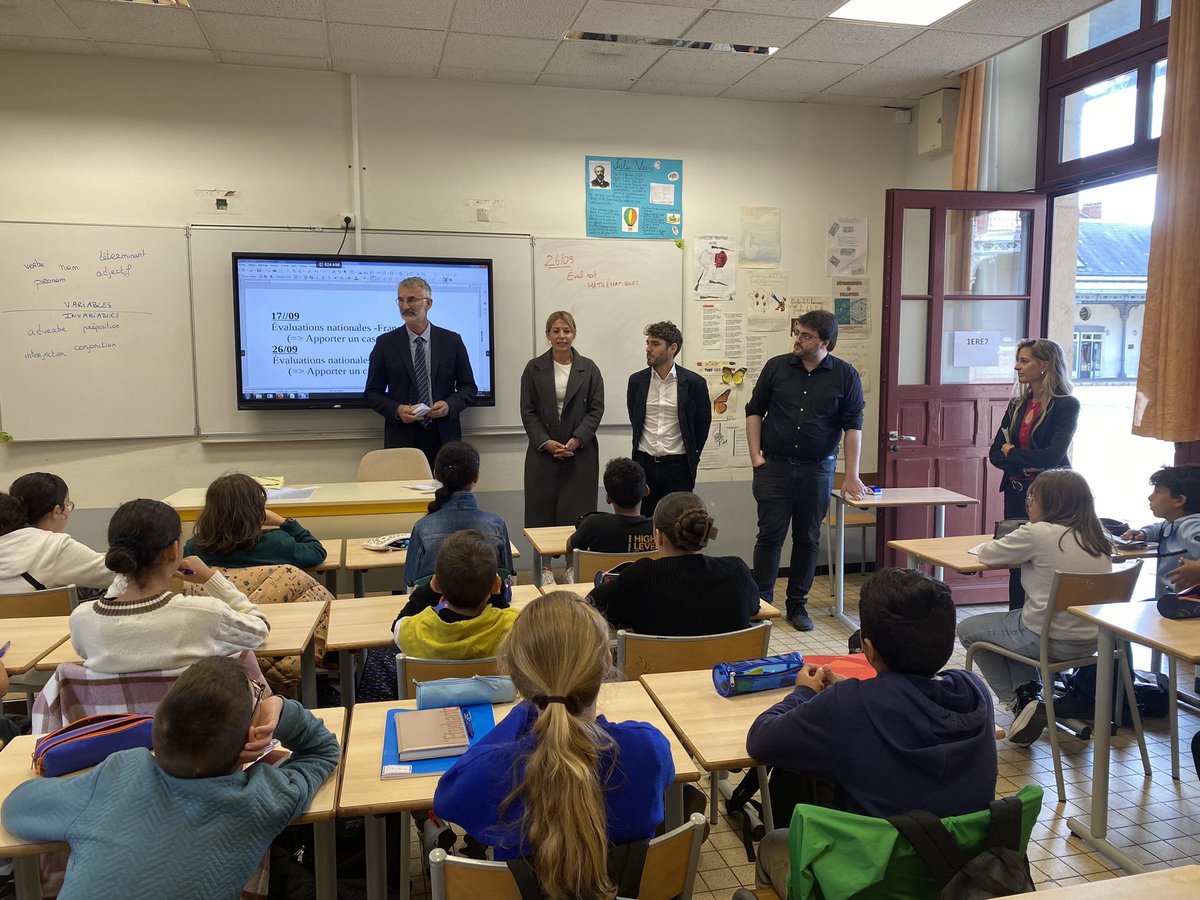 📚 En ce mois de rentrée scolaire, comme chaque année, nous étions à la rencontre des élèves de sixième du canton de #Dijon 2 pour leur remettre un dictionnaire et leur souhaiter pleine réussite pour leurs années collège!