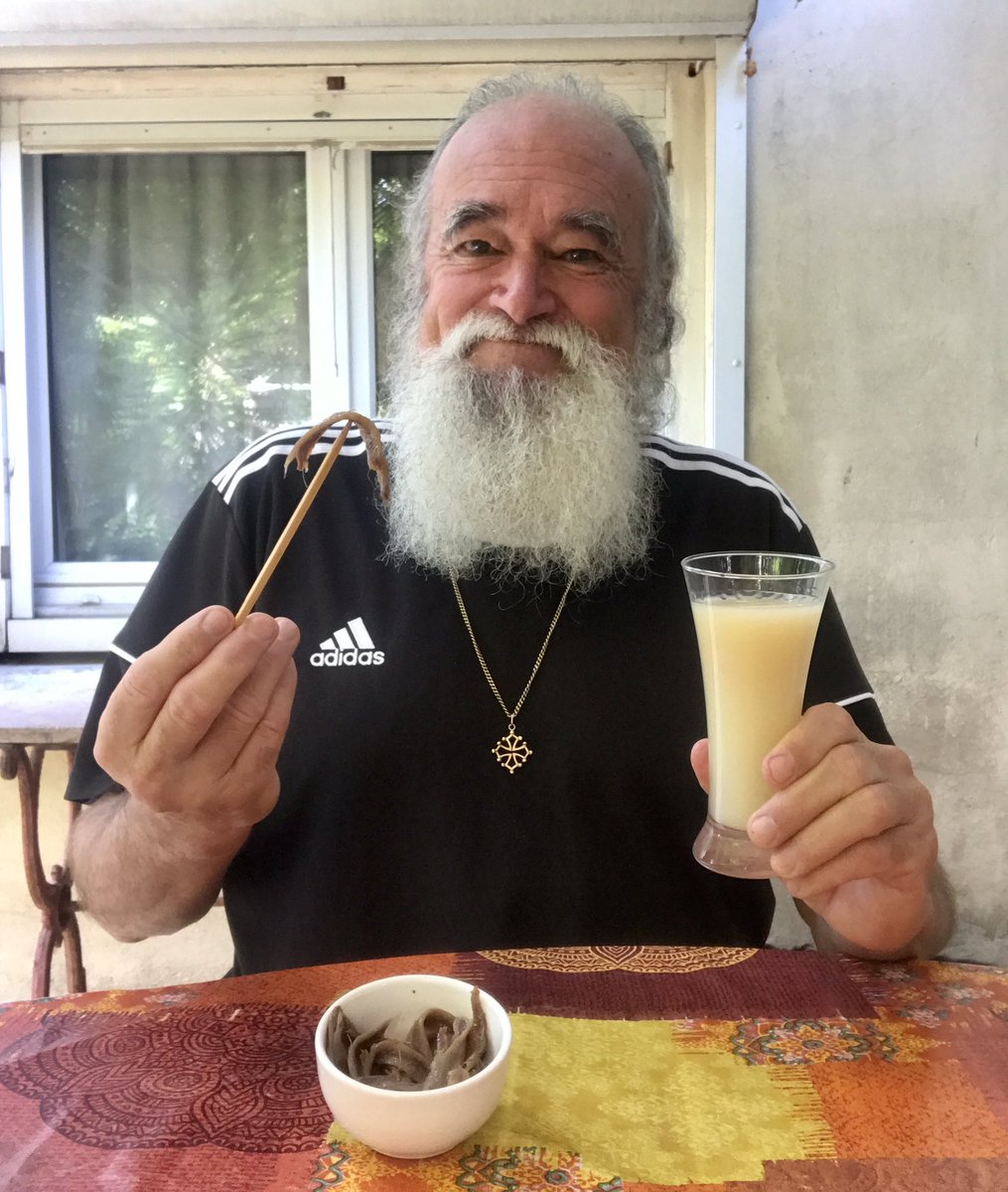 Cathare111's tweet image. Aller les Pitchous bon Jeudi 😘
Je profite d’une belle Matinée 
avec des Éclaircies 
25 degrés 😊
Petit #aperotime dehors 
#tapas #anchois 
et #pastis51
Peut-être un peu d’humidité en fin de journée 
Mais à #Narbonne 
nous y croyons plus ☹️