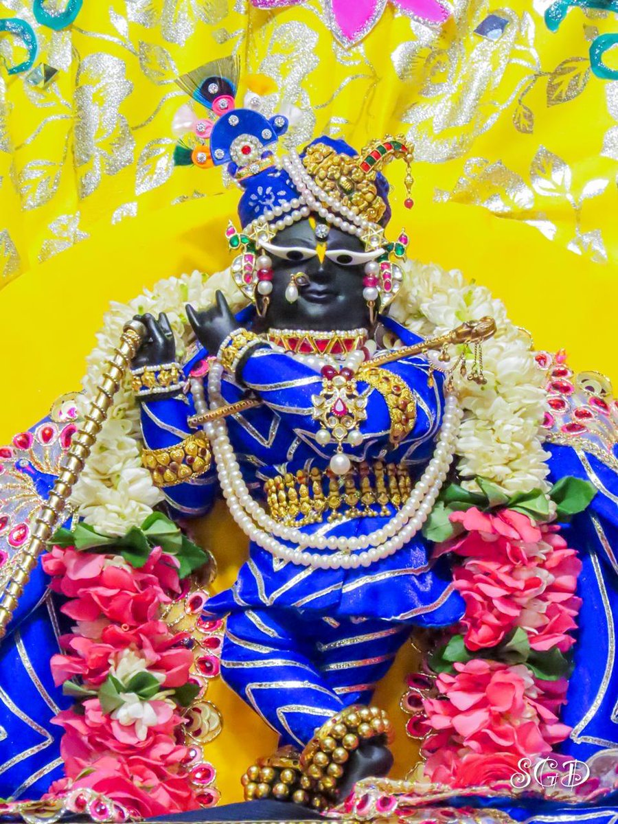 Sriradharaman's tweet photo. 🐚  प्राणधन श्री राधारमण लाल मंडल🐚
               
 🌹 श्री राधारमण लाल  🌹
   🌿 श्री गोपाल भटट् जी सेवायत 🌿
 📷दिव्य *श्रूंगार* आरती दर्शन📷
    🙏🏼 श्री राधारमणाय समर्पणम्🙏🏼 https://t.co/W0Jeu7bFDd