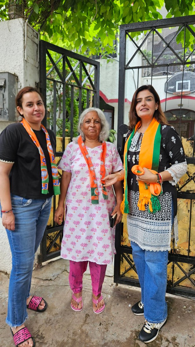 NehaShalini2's tweet photo. आज 26 सितंबर भाजपा प्रत्याशी श्री  मुकेश शर्मा  जी  के  लिए   C ब्लॉक सुशांत लोक  जाकर  घर घर  जनसंपर्क  किया  और  सबसे  अपील की कि  आपकी  अपनी  पार्टी  #भाजपा को 5 अक्टूबर  को वोट करे ! #BJPHaryana #bjp4gurugrame #nehashalinidua https://t.co/yObm36NdX4