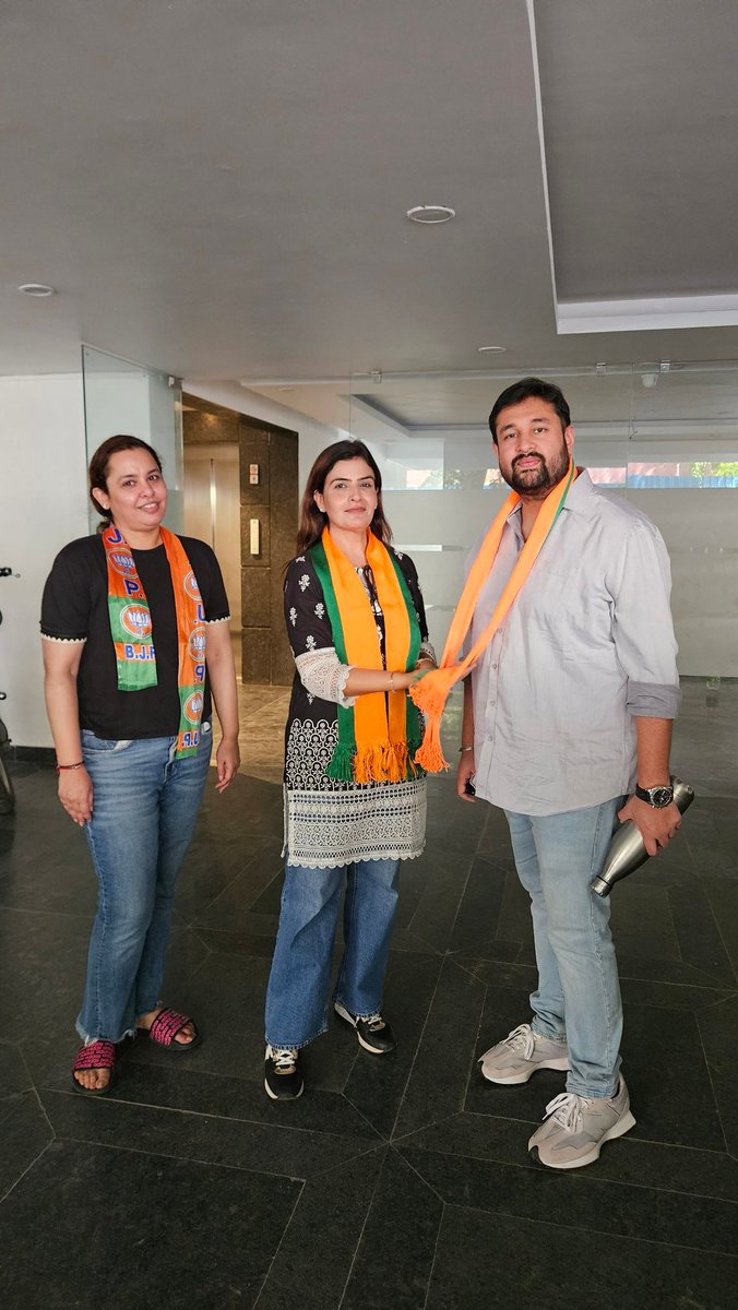 आज 26 सितंबर भाजपा प्रत्याशी श्री  मुकेश शर्मा  जी  के  लिए   C ब्लॉक सुशांत लोक  जाकर  घर घर  जनसंपर्क  किया  और  सबसे  अपील की कि  आपकी  अपनी  पार्टी  #भाजपा को 5 अक्टूबर  को वोट करे ! #BJPHaryana #bjp4gurugrame #nehashalinidua