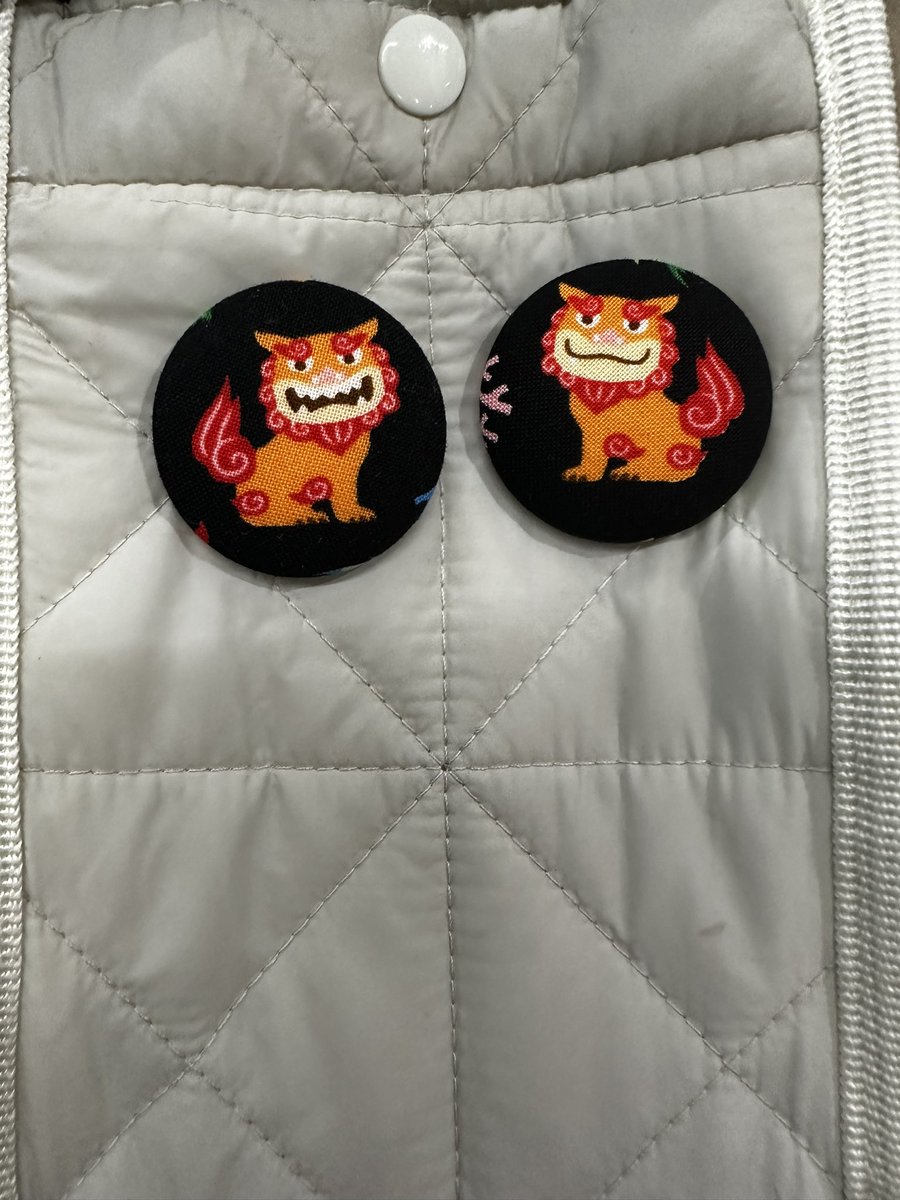 Ya tenía el de la boca abierta, pero <a href="/unajaponesa_jp/">nora</a> me ha enseñado el significado de los dos shisa y he tenido que buscar el de la boca cerrada ☺️