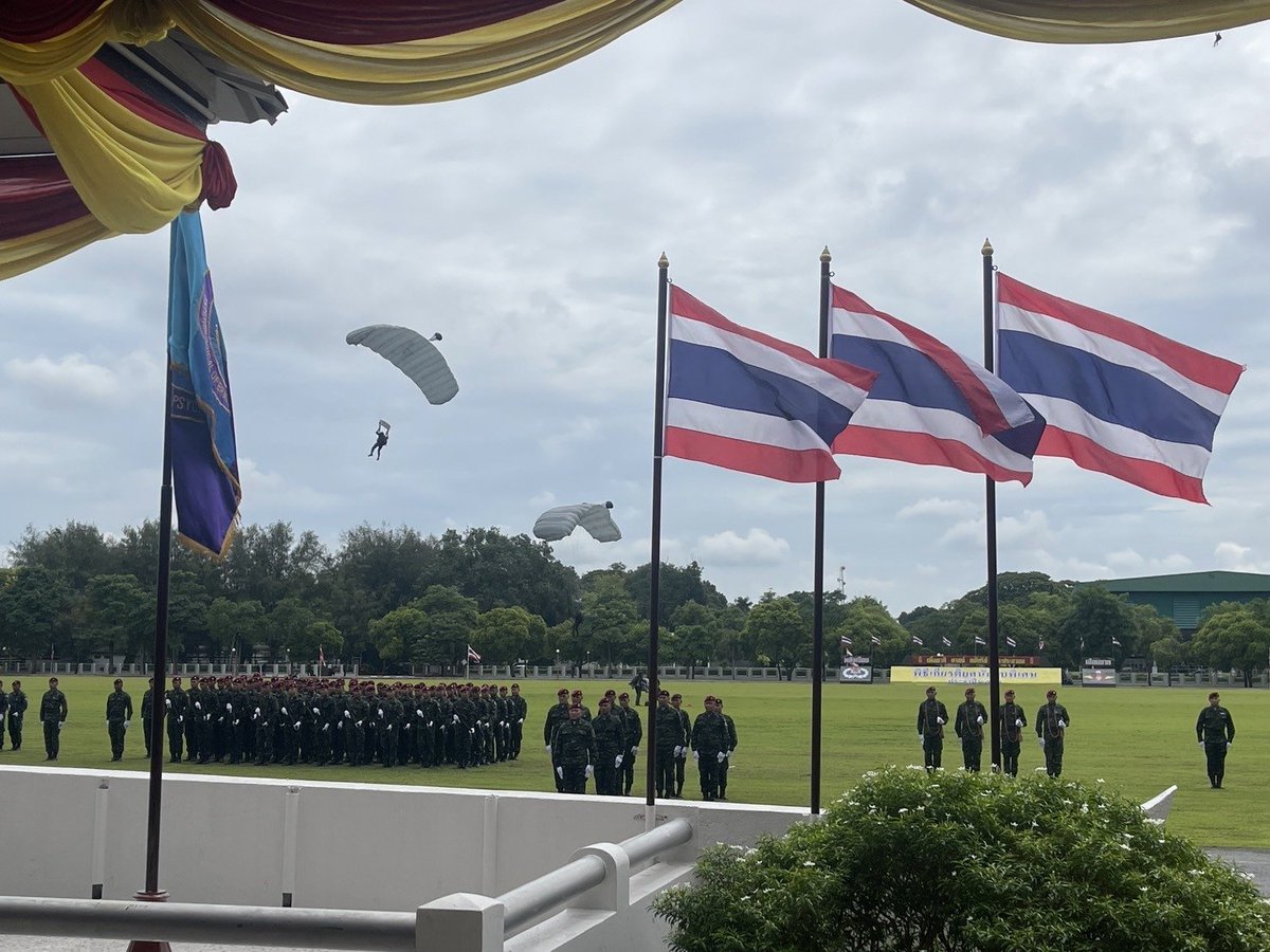ThaiSF2013's tweet photo. ปลดเป้ วางปืน คืนร่ม
Special Forces Honor

#เกียรติยศนักรบพิเศษ
#TheSpecialForcesFC https://t.co/3EZRDdENmp