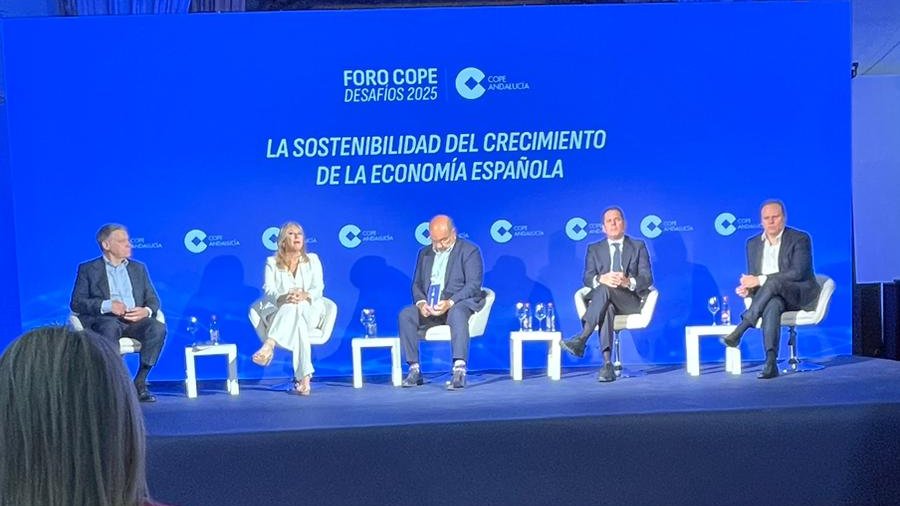 rubio_torres's tweet photo. #forocope Desafíos 2025 en el #HospitalReal de la @CanalUGR con la participación de nuestro Presidente Gerardo Cuerva en la mesa "La sostenibilidad del crecimiento de la economía española" junto a @ExpositoCOPE Jordi Sevilla, @CarolinaEspanaR y
@dlacalle
@COPE @linternacope https://t.co/OBoj4uGa5g