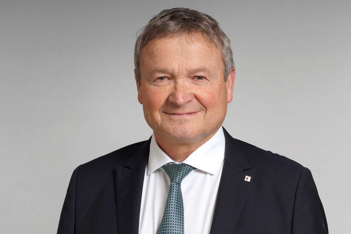 Der Ausserrhoder Regierungsrat Alfred Stricker beendet seine politische Karriere. Seit zehn Jahren steht er dem Departement Bildung und Kultur vor. Er hat sich nun entschieden, mit dem Erreichen des Pensionsalters auf Ende Mai 2025 zurückzutreten. 👉 shorturl.at/oPSrZ