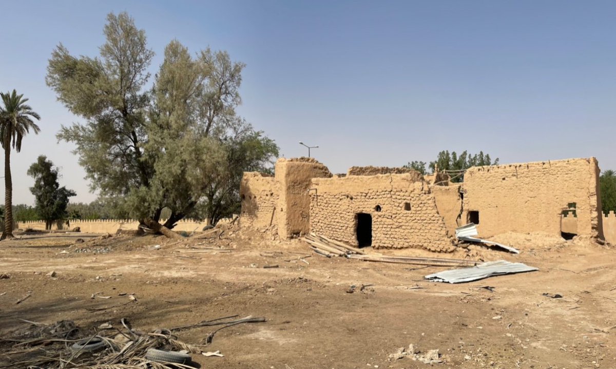 Duriyah_'s tweet photo. الشاعر ناصر العريني:
و أسرة العريني من حاضرة الدرعية، وهي من الأسر الكبيرة التي سكنت الدرعية بعد نهضتها، وانتقلت الأسرة إلى الدرعية بعد بعثها الأخير، و الشاعر ناصر بن عبد الله بن محمد الناصر آل عريني السبيعي، ولد عام (١٢٨٥هـ) تقريبا يزيد أو ينقص قليلاً، والشاعر من حاضرة العارض، ووالدته هي هيا بنت محمد بن عبد الله آل يوسف، من قبيلة عنزة من آل أبو رباع من وايل من الأسر العريقة في مدينة حريملاء إحدى بلدان المحمل، وقد تزوجها والده قبيل قدومه إلى الدرعية وتحديدا اول اقامته فيها، وقد انتقلت والدته من حريملاء إلى الدرعية وتحديدا العلب بعد زواجها من والده. قدم والد العريني من مدينة رغبة، إحدى بلدان المحمل، إلى مدينة الدرعية، إحدى بلدان العارض، وسكن في قرية العلب أعلى الدرعية، وهي قرية زراعية من قرى الدرعية، ولـ «العريني سبع شقيقات فقط، ولم يكن له أشقاء ذكور، وقد تزوج العريني من لطيفة بنت محمد آل سالم، من الأسر العريقة في الدرعية، مدى سكنهم في الدرعية متوسط بعد تاريخ ١٢٣٣هـ، وكانت أسرة آل سالم تقطن داخل شعيب كتلة، ومن الأملاك الزراعية الخاصة بهم (رغيبة)، رزق الله العريني بابنة تدعى (هيا) في العام ١٣٢٧هـ، والتي تزوجت من الشيخ عبد الرحمن الحصان القاضي المعروف في الدرعية، وإمام مسجد ظهرة الشعرا، ومأذون أنكحة وكاتب الوصايا والعقود بين أهل الدرعية، كما أنه يدرس القرآن، وهو أيضا أمام وطالب علم ومن النواب، واسرة آل حصان مدى سكنهم في الدرعية متوسط بعد تاريخ ١٢٣٣هـ وقد انتقلوا من حريملاء. لم يستقر العريني في العلب، فآثر الترحال ليعمق تجربته في الحياة، وقد عاصر العريني» معركة الصريف عام (١٣١٨هـ) بشكل أو آخر، ثم عاد وسكن العريني في قصر (العلياني) التابع لأسرته في قرية العلب مسقط راسه، وتعتبر مقره الأساسي والأخير، وأقام العريني في أواخر عمره في مزرعة أسرته المسماة بالعلياني على اسم قصرهم التاريخي، واشتراه منهم أمير الدرعية الشيخ محمد الباهلي فيما بعد، و يعد «العريني» من أشهر شعراء الشعر الشعبي في الدرعية بل هو شاعرها الأول، وللشاعر العديد من القصائد في شتى الأغراض الشعرية، وبدأ «العريني» يقرض الشعر في السابعة عشرة من عمره، تفتق لسانه بقول الشعر في وقت مبكر، مما أكسب قصائده النضج والقوة في النظم والمعنى والسهولة والبعد عن التكلف بلغة شعرية سلسة. ورواة شعر العريني ثلاثة فقط هم ابن دريس والعماري وابن سالم، وهم من الرواة المؤكدين لرواية شعر العريني. وقد توفي الشاعر العريني في عام (١٣٤٣هـ)
تقريبا يزيد أو ينقص قليلاً. القصيدة الأولى جاءت في ثمانية عشر بيتاً ومنها:
 لا عاد يوم حل بالصدر رماع تعرضت لي رابعة والروابيع الذل شاع وجا على الدرب قطاع والسمت ضاع وطالت الردة سبيع والشامري يمشي على الناس بالصاع حتى القريني قام ياخا الزراريع والله محا المحذور في الحال وانصاع ما غير من حمد الولي سبعة أسابيع. الخ،من كتاب شعراء من الدرعية،، مشاعل الشبيب،
ويقول شاعرنا العريني 
يا الله عسى يسقي مساييل العلياني 
ياخذ على ساحته أسبوع بلياليه،
الصورة لقصر العلياني التاريخي في العلب  وهذا القصر معروف لدى أهل الدرعية انه لأسرة العريني،من تصويري،
#معرض_الرياض_الدولي_للكتاب_٢٠٢٤
#الدرعية_التاريخية