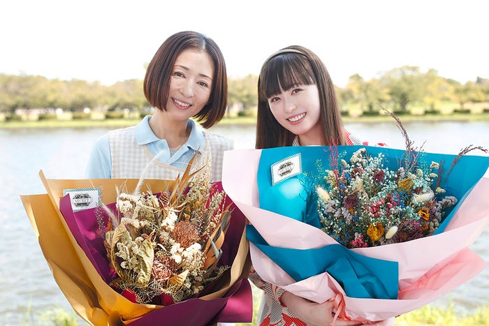 modelpress's tweet photo. 「マル秘の密子さん」福原遥＆松雪泰子
笑顔でクランクアップ💐✨

上杉柊平も駆けつける💨

🔻コメントはこちら
https://t.co/MgtTlsHYgx

福原「毎日現場に来るのが楽しくて幸せな時間でした」

#マル秘の密子さん #福原遥 #松雪泰子 #上杉柊平 @haruka_staff @maruhi_mitsuko https://t.co/9lVEdSWwzP