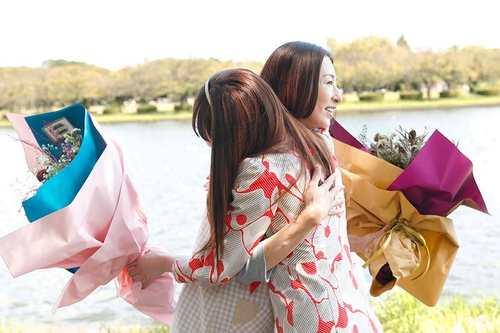 modelpress's tweet photo. 「マル秘の密子さん」福原遥＆松雪泰子
笑顔でクランクアップ💐✨

上杉柊平も駆けつける💨

🔻コメントはこちら
https://t.co/MgtTlsHYgx

福原「毎日現場に来るのが楽しくて幸せな時間でした」

#マル秘の密子さん #福原遥 #松雪泰子 #上杉柊平 @haruka_staff @maruhi_mitsuko https://t.co/9lVEdSWwzP