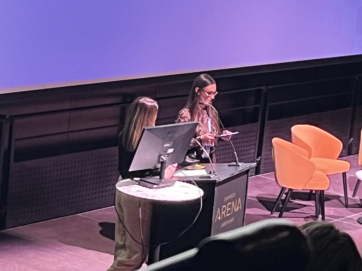 Heddlu’r De yn dweud bod creu cynnwys Cymraeg yn her gan ei fod yn ofynnol yn gyfreithiol - a bod dod o hyd i blismyn sy’n barod i siarad Cymraeg ar gamera yn her. Hefyd yn Saesneg - gan eu bod yn derbyn sylwadau creulon yn aml. #SMCCymru24