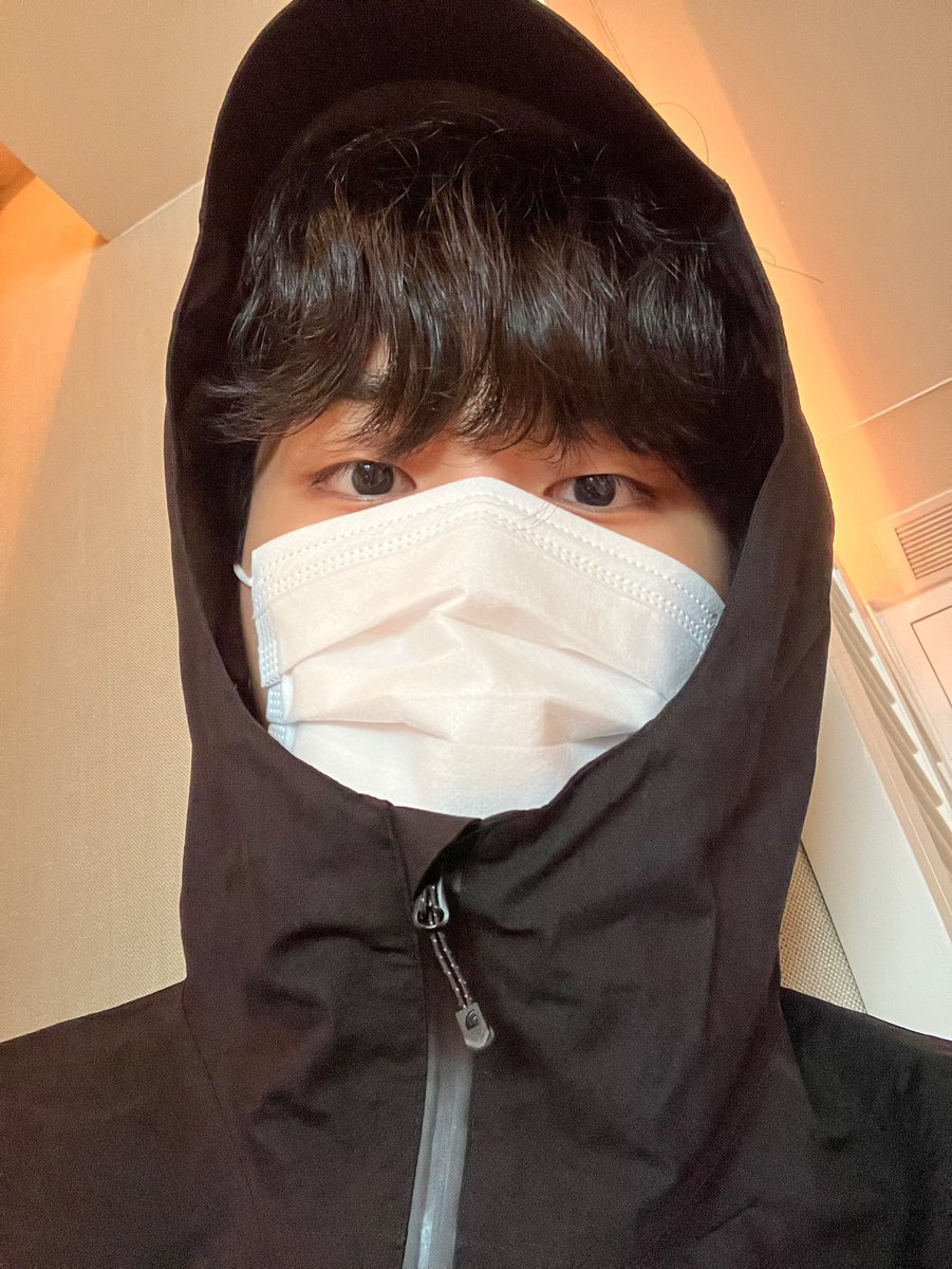 jeuongwoo's tweet photo. Stay cozy, keep warm and let the cold stay outside where it belongs. And if you go outside please wear a mask if that's necessary https://t.co/8mQnBfFGYO
