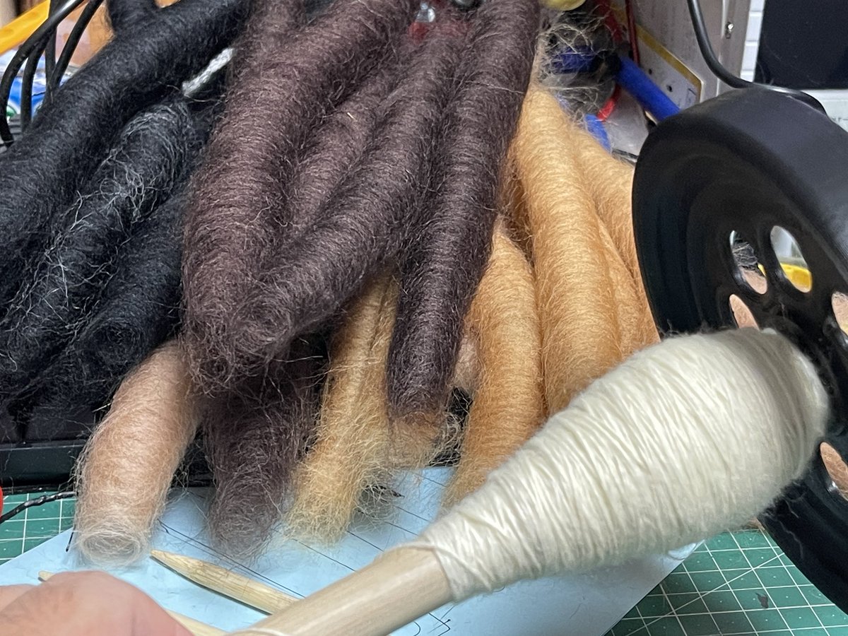 MightyBear9's tweet photo. 1枚目　これを(ダイソーのフェルト細工用ウールを)
2枚目　こうして(ドロップスピンドルで紡いで)
3枚目　こうやって(インクルルームでカード織)
4枚目　こうじゃ！(カード織の幅約25mmの模様織ベルト完成)

やべェ、超絶楽しいw https://t.co/j3FguLKgPW