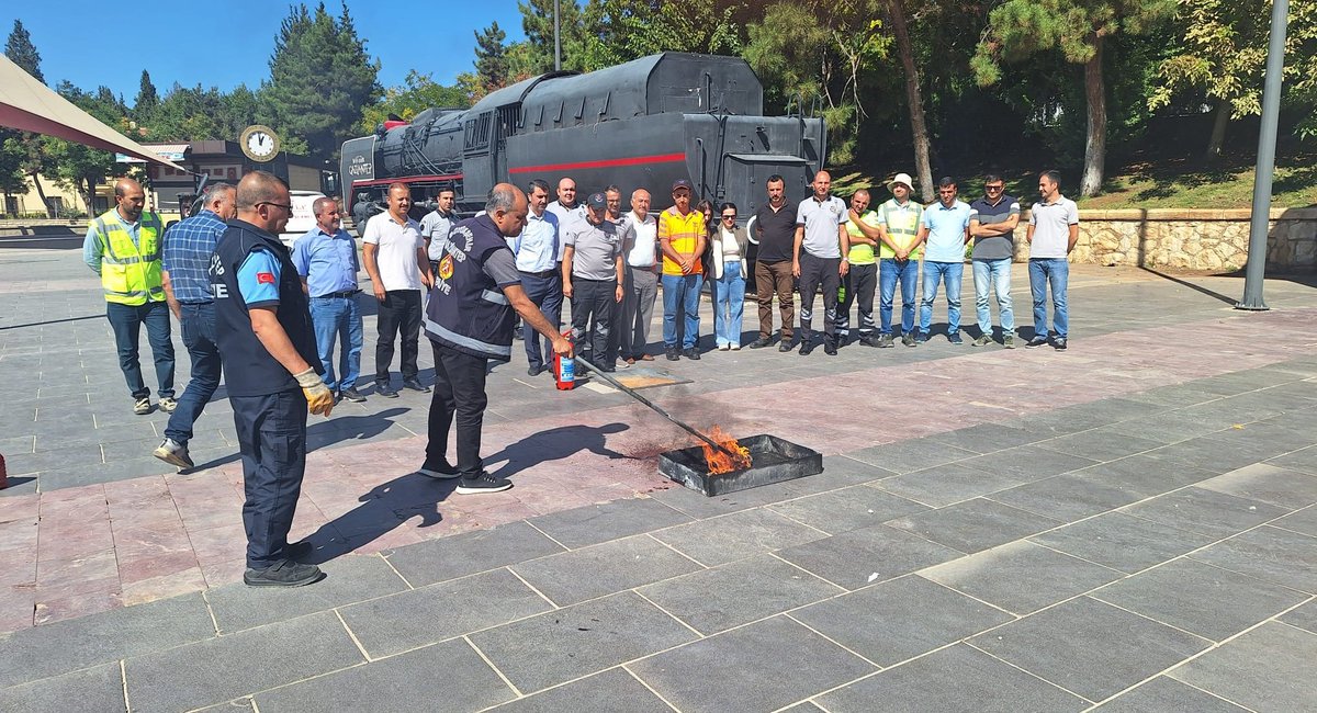 gbbitfaiye (@gbbitfaiye) on Twitter photo İtfaiye haftası etkinlikleri kapsamında TCDD 65 Demiryolu Şefliği, TCDD Koruma ve Güvenlik Şefliği ile TCDD Gar Müdürlüğü personellerine, itfaiye ekipleri tarafından 'Yangın Eğitimi' ile söndürme tatbikatı gerçekleştirildi.
<a href="/TCDDemiryollari/">TCDD-Türkiye Cumhuriyeti Devlet Demiryolları 🇹🇷</a> İtfaiye haftası etkinlikleri kapsamında TCDD 65 Demiryolu Şefliği, TCDD Koruma ve Güvenlik Şefliği ile TCDD Gar Müdürlüğü personellerine, itfaiye ekipleri tarafından 'Yangın Eğitimi' ile söndürme tatbikatı gerçekleştirildi.
<a href="/TCDDemiryollari/">TCDD-Türkiye Cumhuriyeti Devlet Demiryolları 🇹🇷</a>
