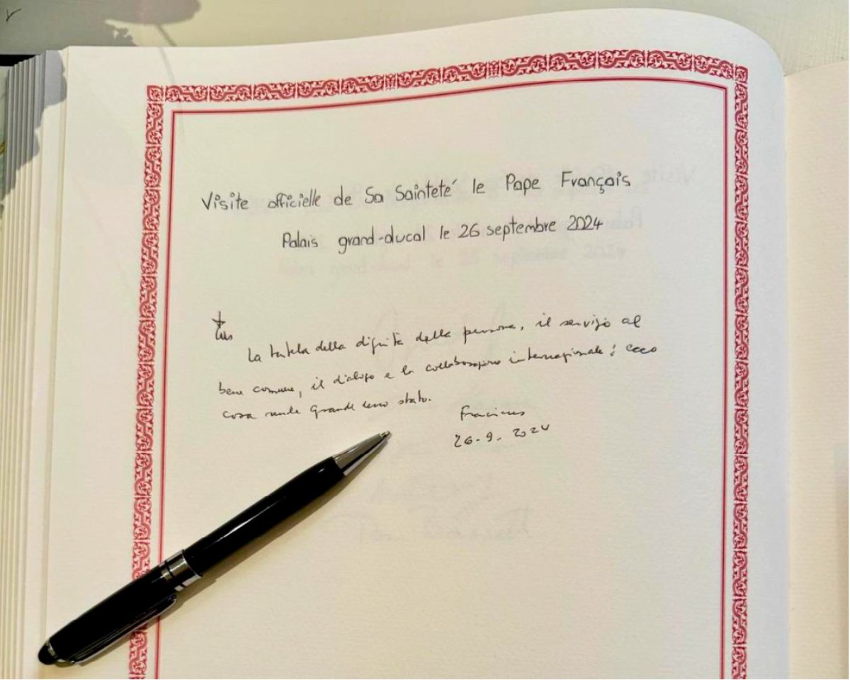 VaticanNews's tweet photo. Pope Francis signs the Book of Honour at the Grand Duke's residence in Luxembourg, and poses for a photo with Grand Duke Henri and Grand Duchess Maria Teresa. https://t.co/LTaW5FzZ1P