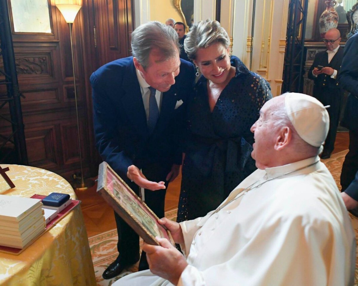 VaticanNews's tweet photo. Pope Francis signs the Book of Honour at the Grand Duke's residence in Luxembourg, and poses for a photo with Grand Duke Henri and Grand Duchess Maria Teresa. https://t.co/LTaW5FzZ1P