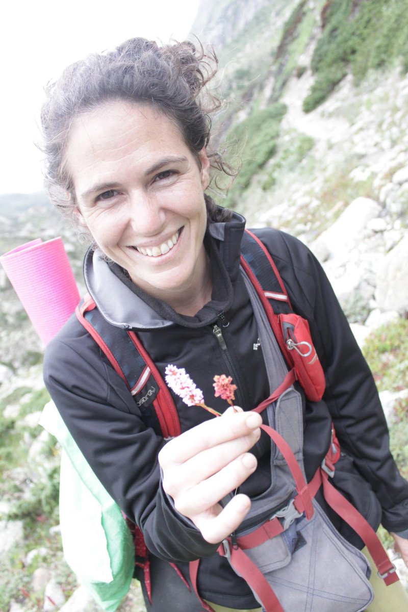 Shaulirena's tweet image. רובי חזוני, בן זוגה זה 14 שנה של כרמל גת ז״ל:

מלכתחילה לא היה לך סיכוי.

את היית כל מה שהוא שנא.
את היית אור באפלה והוא האפלה עצמה.
היית אשה של חיבור וריפוי
והוא איש של פילוג וחורבן.
את ראית כל נשמה כשווה והוא עיוור לכל אדם.
את היית מתעמקת והוא פופוליסט זול וריק.
את דיברת רק אמת…