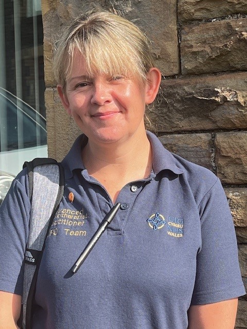 Llongyfarchiadau!   Enillydd ein 'Gwobr Clinigydd y Flwyddyn' yw Gweithio ar draws ffiniau i   wella lles ar gyfer Plant a Phobl Ifanc. #UBAYCGwobrauStaff2024 <a href="/BaeAbertaweGIG/">Bae Abertawe GIG</a> <a href="/SBUHB_Awards/">Swansea Bay UHB Awards</a>