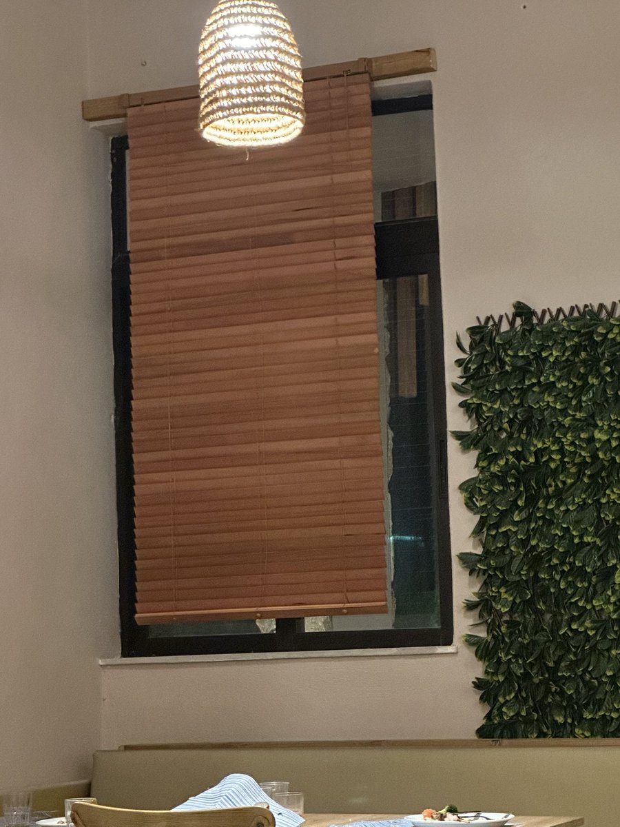 SamPerry24_7's tweet photo. Blinds that don’t fit the windows 🤷‍♂️ https://t.co/4eZSjqx0eF