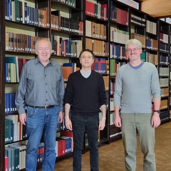 Einen Einblick in seine Arbeit gewährt uns Markus Scholz, der sich gerade an der @unieichstaett befindet, wo er Archivmaterial aus der früheren Provinzbibliothek der Kapuziner durchschaut. Projekt: bit.ly/MiGeSa
#wissenschaft #forschung #weltkirche #mission #geschichte