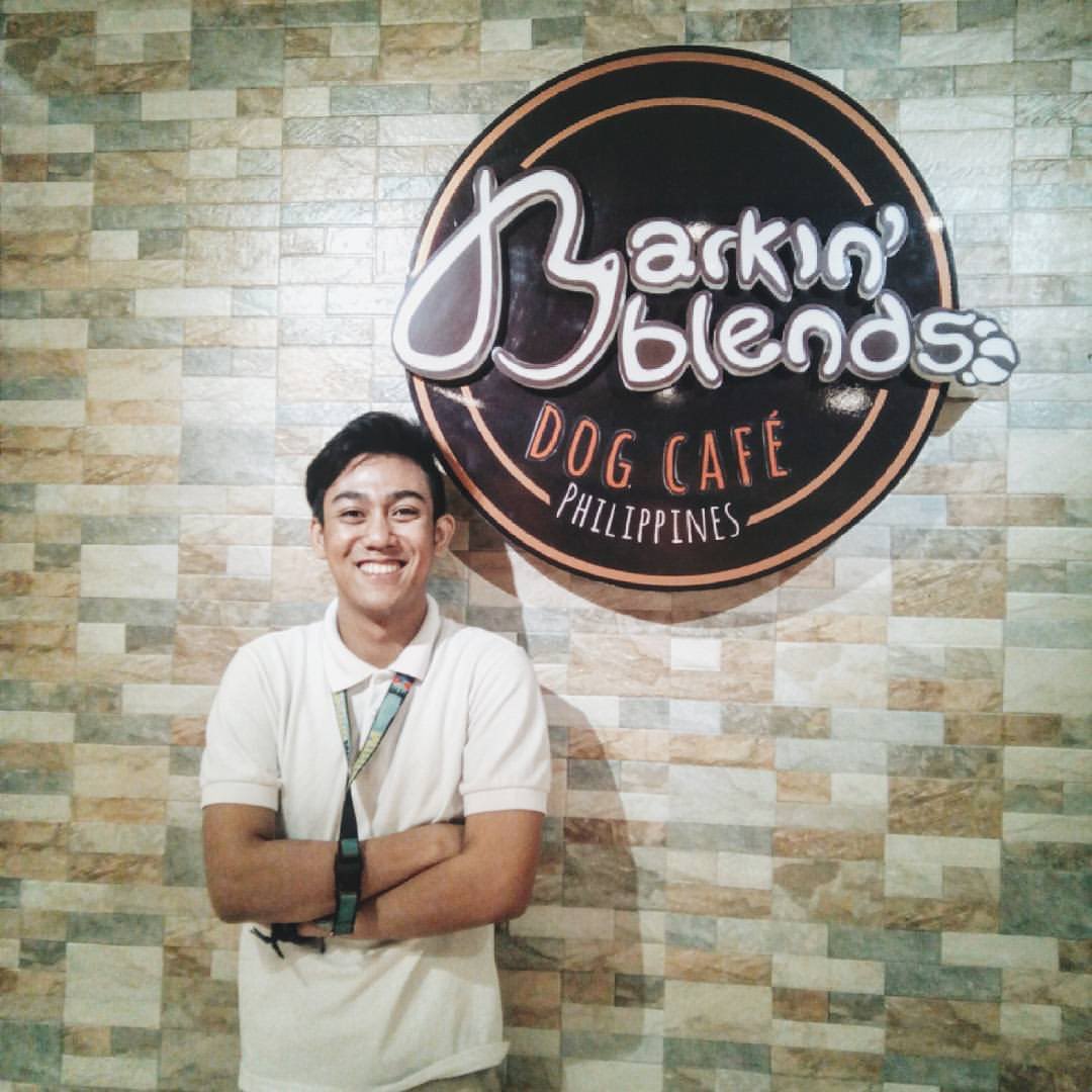 GenesitKUN's tweet image. LMAO 9 years agooooo when pet cafe-ing was my entire personality bc of Thesis 🤧 #vscocam (@ Barkin' Blends Dog Cafe in Cainta, Philippines) swarmapp.com/genesitkun/che…