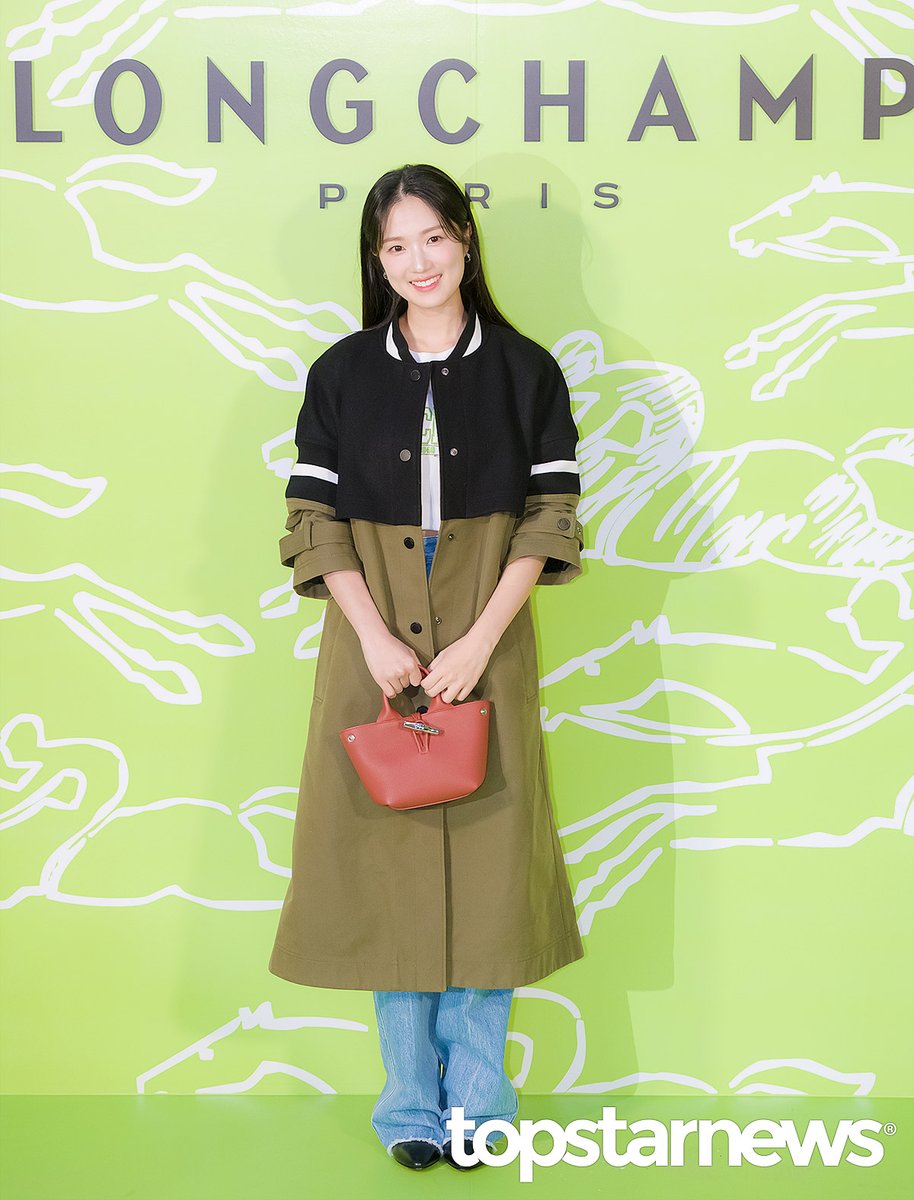 김혜윤, ‘러블리한 마멜 미소’ (롱샴 포토월) [HD포토] #김혜윤 #롱샴 #LONGCHAMP #포토월 #프리뷰 topstarnews.net/news/articleVi… <- Original Photo