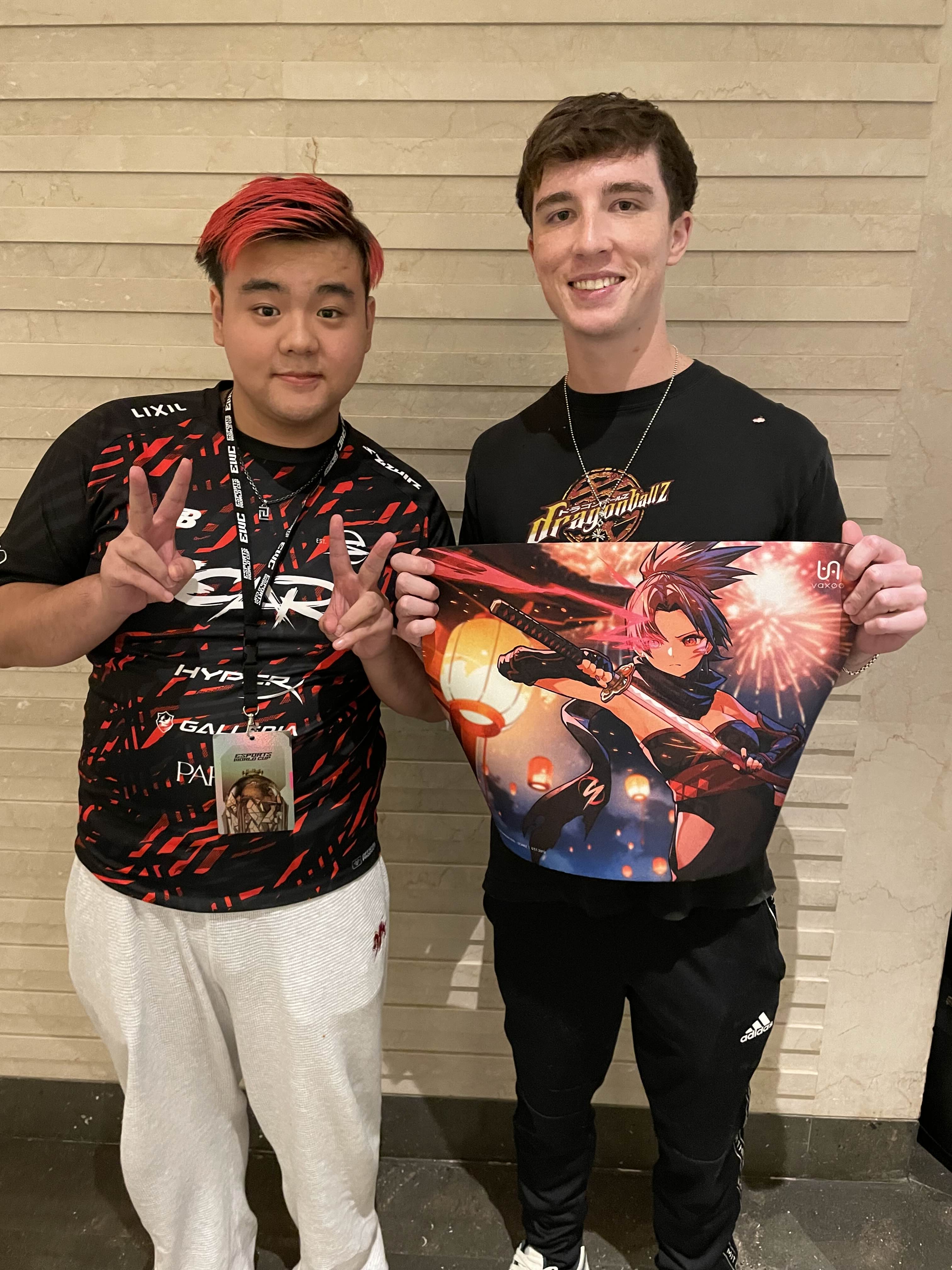 DXRACER マウスパッド　東京ゲームショウ2018 scarzサイン入り GYZK1cKWgAA3y0v.jpg