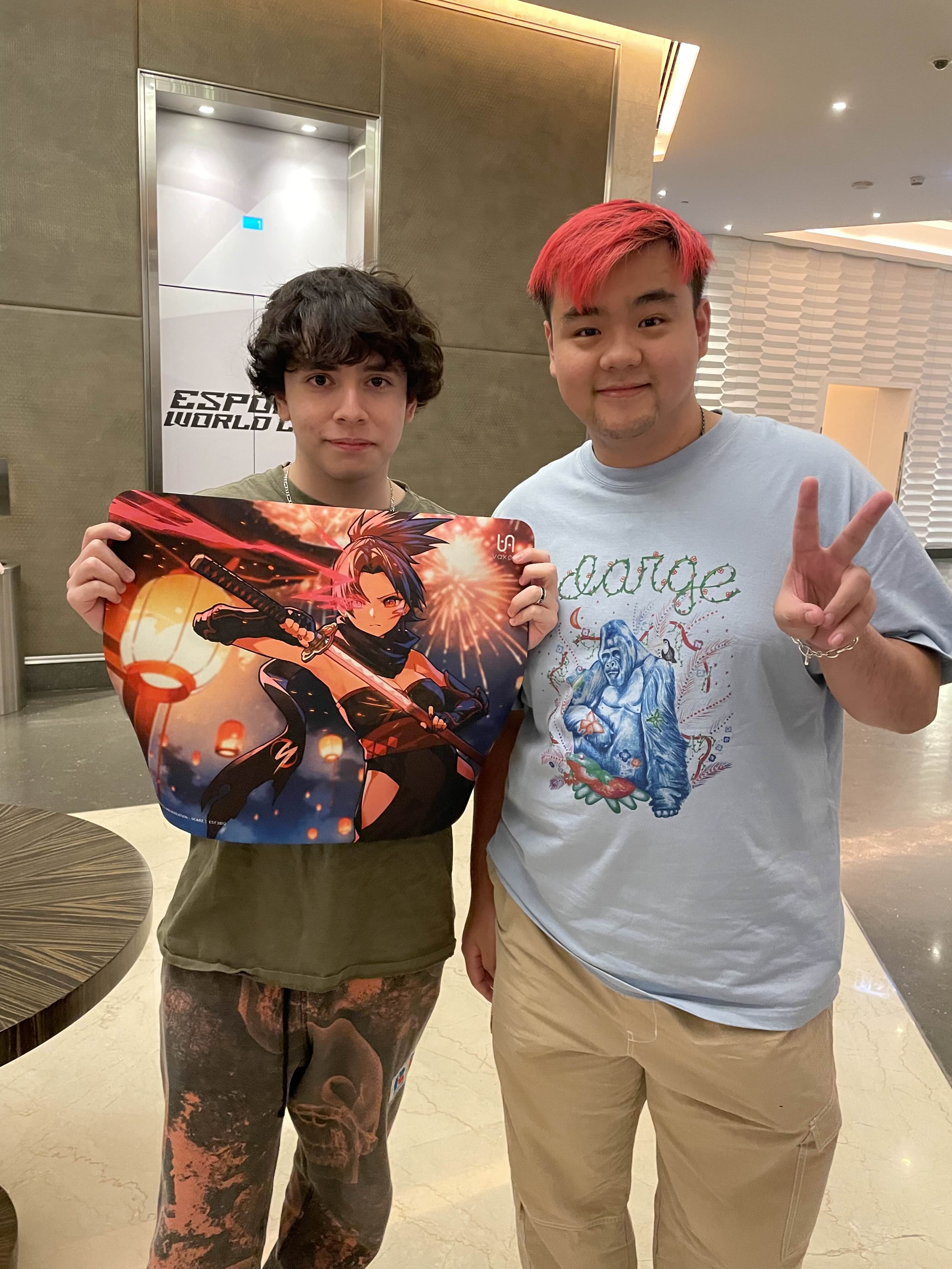 DXRACER マウスパッド　東京ゲームショウ2018 scarzサイン入り GYZK1cKWgAA3y0v.jpg