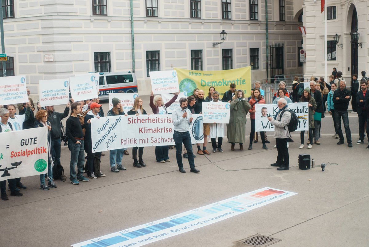 "Die FPÖ leugnet die Dringlichkeit des Klimawandels und sie stellt sich gegen viele sinnvolle Maßnahmen ... Diese Politik des Nichtstuns hat bereits heute fatale Folgen" <a href="/FranzEssl1/">Franz Essl</a> bei unserem Protest gegen die wissenschaftsfeindliche Politik der FPÖ