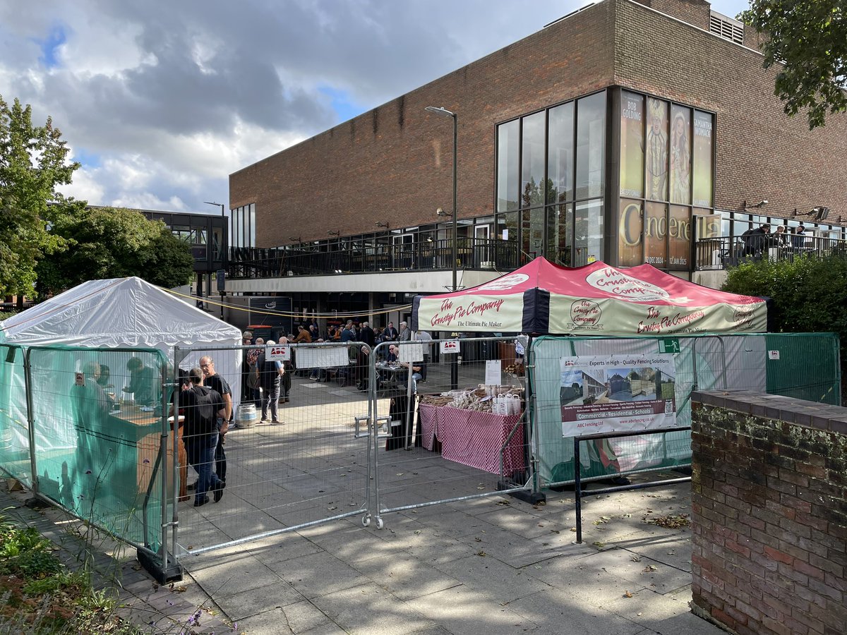 ABCFencingLtd's tweet photo. Did you know the  St Albans Beer and Cider Festival, has started today and is running until Saturday https://t.co/GGxpEv4v2Z Fencing proudly provided the #temporary #fencing and crowded control barriers for the event held at @albanarena @StAlbansCouncil for a safe environment! 🍻 https://t.co/okhby54Vx6