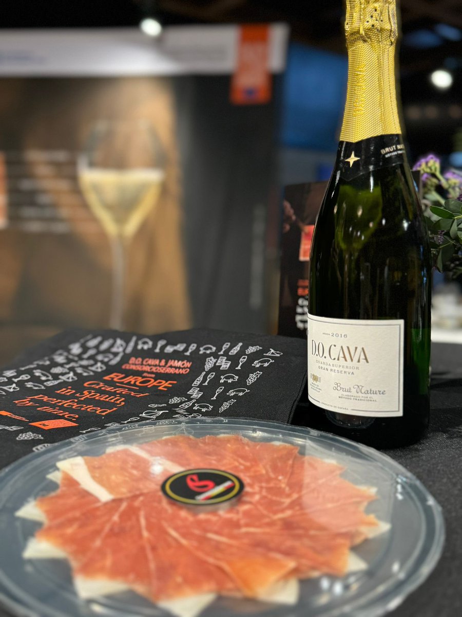 DO_Cava's tweet photo. This week has been an enormous pleasure to be present in San Francisco and New York with @consorciojamon to present the two quality seals claimed as "Crafted in Spain Prefected by the time".

#Cava #EREA #CavaTime #CavaWine #CavaPremium #CavaMoments #Bubbles https://t.co/Dy6aru2wFI