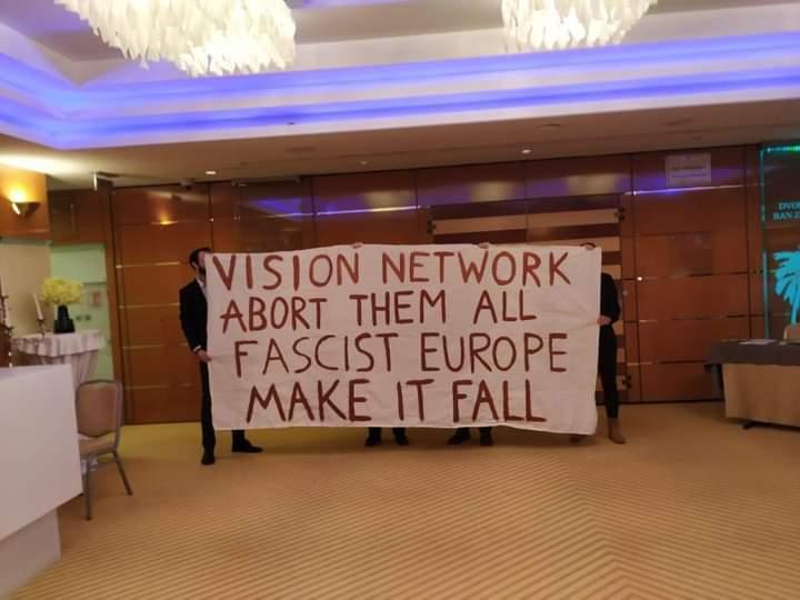 Na drugi dan samita Agenda Europe, nekoliko je aktivista i aktivistkinja ušlo u hotel Dubrovnik. 
Aktivisti su ometali početak konferencije zviždanjem i skandiranjem. Javljaju nam da su im organizatori nasilno pokušali oduzeti transparente i odgurivali ih. NE U NAŠEM GRADU!