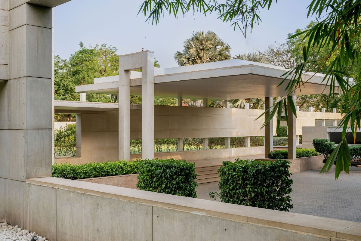 Archello's tweet photo. The Lakhani Villa by @INIdesignstudio embodies ‘Tranquil Modernism,’ where contemporary design graces serene, nature-integrated living.
https://t.co/dMAuBZUYec
#TranquilModernism #SustainableArchitecture #NatureIntegration https://t.co/aG5NnkATUx