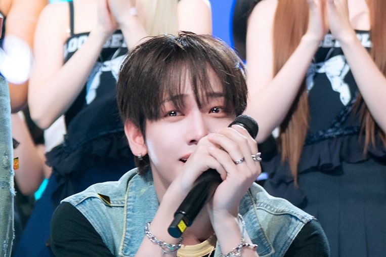 iddonggaeu's tweet photo. 아진짜어떡해재현이인가1위불리고주저앉아우는거… https://t.co/Fgeyowc6kJ