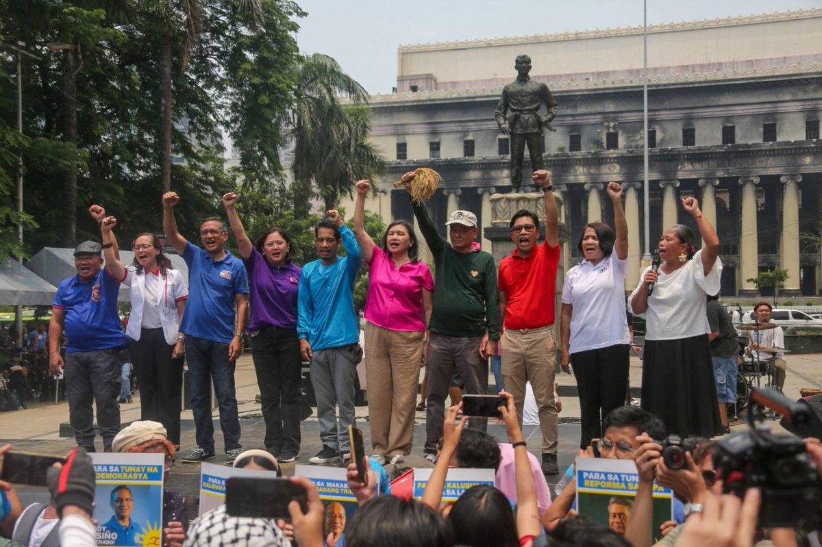 alasiye7e's tweet photo. A TALE OF TWO SENATORIAL SLATES.

'Yung isa inendorso ng admin, malaking budget, magarang venue, malaking LED screens, pero puro trapo at pol dynasty.

'Yung isa simple lang, sa people's park ang event, pero mga genuine na kinatawan ng mamamayan. #Makabayan2025 #TaumbayanSaSenado https://t.co/JyE7LlEuEm