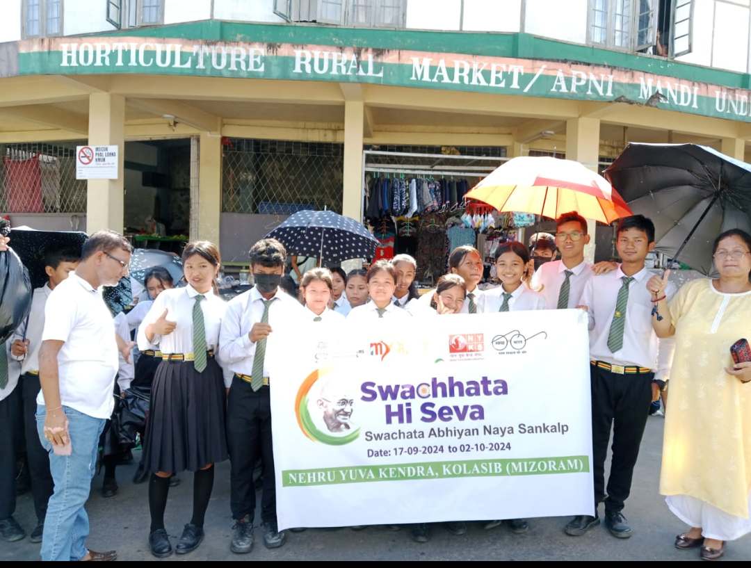 KolasibNyk's tweet photo. Today We have cleaned Banglakawn Market ( Kolasib)
#My Bharat
#SwachhtaHiSeva2024 
#SanskarSwachhata 
#nyksindia h https://t.co/cb868sib2V