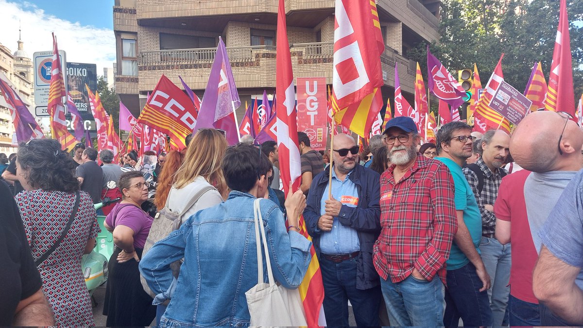 CCOOAragon's tweet photo. @pina_lasheras 🔊‼️La jornada #laboral se redujo a 40 h/semana por Ley en 1983, hace ¡¡¡41 años!!!

📣Es hora de reducir el tiempo de #trabajo a 37,5:

➡️Para repartir la riqueza

➡️Porque queremos que la productividad aumente. 

➡️Porque exigimos más empleo.

➡️Porque pedimos una mejor conciliación entre la vida personal y laboral.

➡️Porque reduce la contaminación

✊Por eso #hoy nos concentramos en #Zaragoza, #Huesca y #Teruel, para gritar alto y claro a la patronal y al Gobierno

#ReducciónJornadaYa ‼️‼️