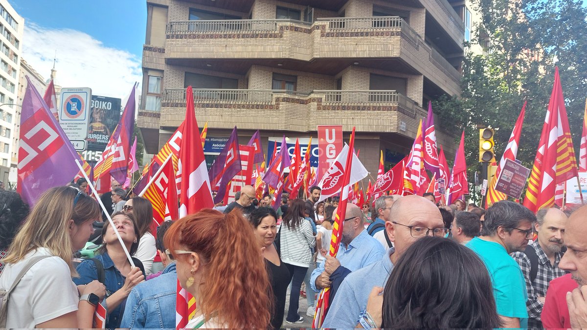 CCOOAragon's tweet photo. @pina_lasheras 🔊‼️La jornada #laboral se redujo a 40 h/semana por Ley en 1983, hace ¡¡¡41 años!!!

📣Es hora de reducir el tiempo de #trabajo a 37,5:

➡️Para repartir la riqueza

➡️Porque queremos que la productividad aumente. 

➡️Porque exigimos más empleo.

➡️Porque pedimos una mejor conciliación entre la vida personal y laboral.

➡️Porque reduce la contaminación

✊Por eso #hoy nos concentramos en #Zaragoza, #Huesca y #Teruel, para gritar alto y claro a la patronal y al Gobierno

#ReducciónJornadaYa ‼️‼️