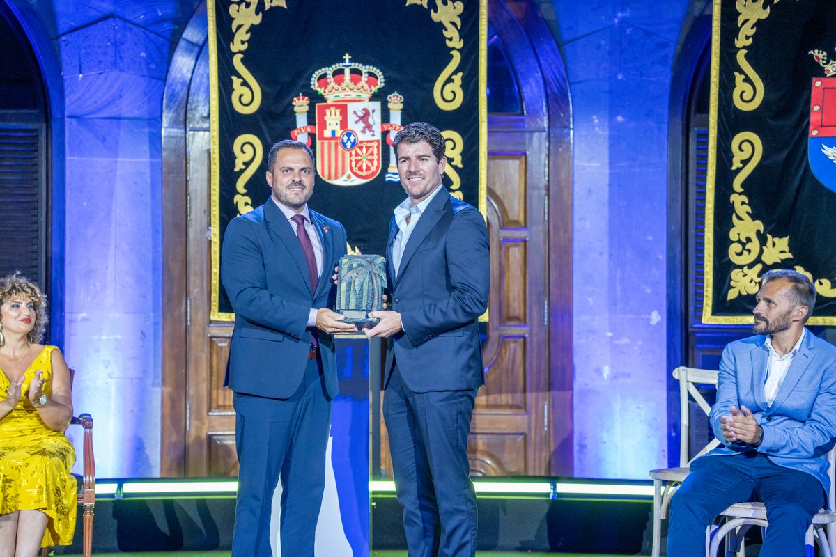 ¡Orgullosos de haber recogido ayer el #PremioTurismoArrecife2024! Un gran reconocimiento a nuestro compromiso por ofrecer experiencias inolvidables en Lanzarote. Gracias al <a href="/aytodearrecife/">Ayuntamiento de Arrecife</a> y a nuestro increíble equipo por hacerlo posible. ¡Seguiremos trabajando con pasión!