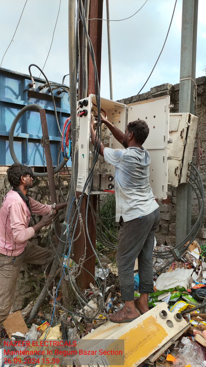 Md_Azeem's tweet photo. @tgspdcl @se_op_hydsouth 
Maintenance of DTR in Begumbazar Section https://t.co/ZajIUAyTbz