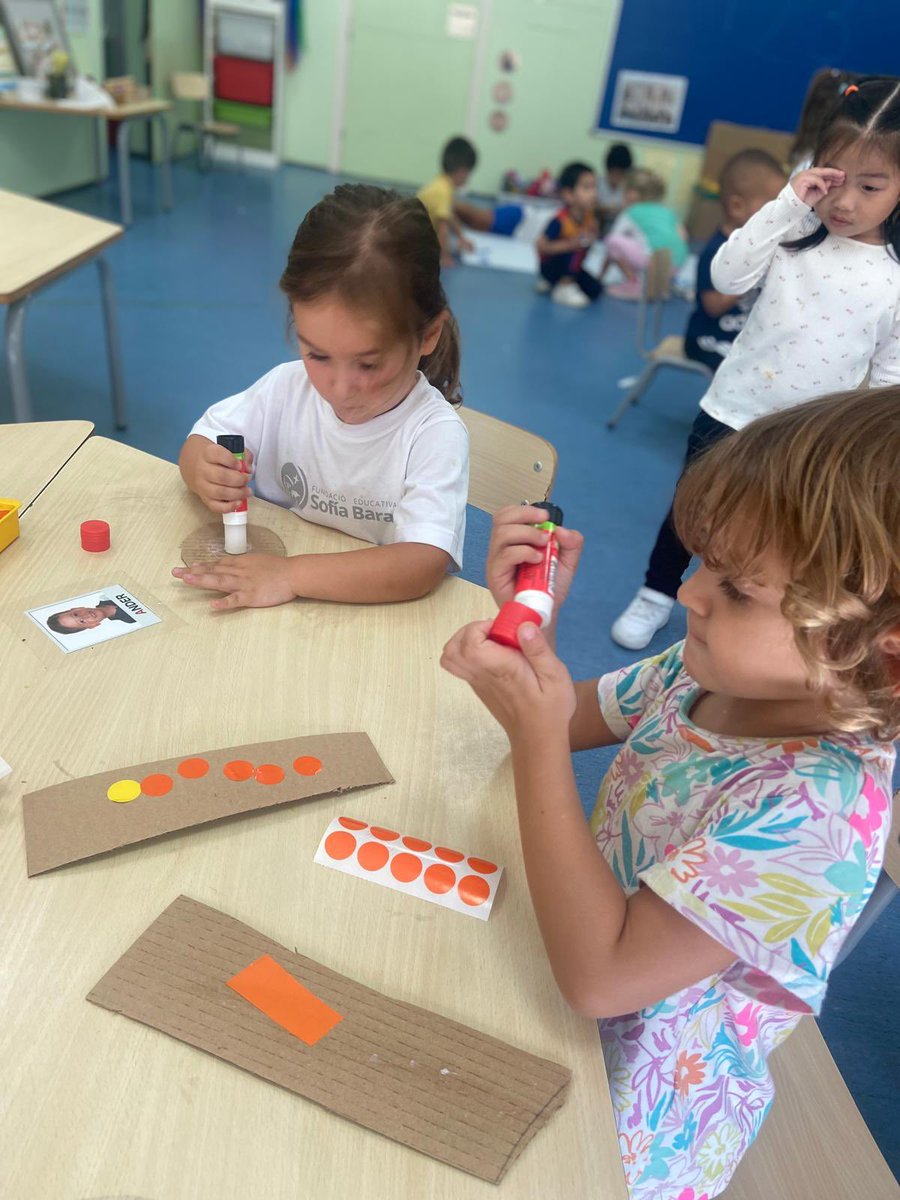 SagratCorDip's tweet photo. Primeres setmanes d’escola superades!
Els nens i nenes d’I3 ens ho passem d’allò més bé experimentant, aprenent, pintant i jugant amb els nous amics i amigues!
#sagratcordiputacio #fundacionsofiabarat #infantil #adaptacio https://t.co/0cQpHLg0js