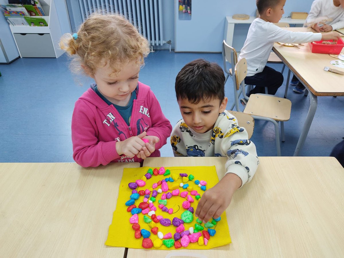 SagratCorDip's tweet photo. Primeres setmanes d’escola superades!
Els nens i nenes d’I3 ens ho passem d’allò més bé experimentant, aprenent, pintant i jugant amb els nous amics i amigues!
#sagratcordiputacio #fundacionsofiabarat #infantil #adaptacio https://t.co/0cQpHLg0js