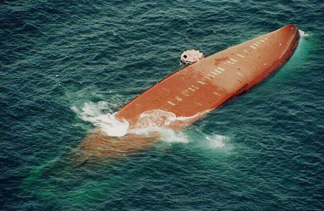 autruicomoi's tweet photo. LE JOOLA ! Près de 2000 personnes basculent pour l’éternité dans l’Océan atlantique… par NÉGLIGENCE HUMAINE. 22 ans après, toujours pas de coupable. Paix à leurs âmes 🙏🏾 https://t.co/RtkcmOTfF2