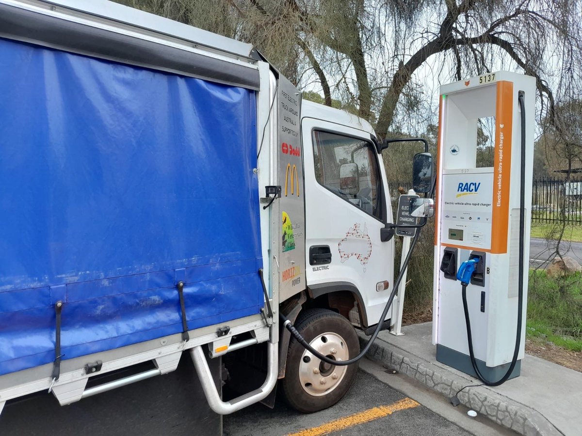 Day 19 ✅

Holbrook NSW to Melbourne Vic 369km at consumption around 44 kWh/100.

Cold and rainy weather first time for entire trip

Charges at Glenrowan South BP Pulse, Euroa Chargefox 50kW and Mill Park AmpCharge 100kw.

Follow the journey here! 🔗 web.v2track.com/public.aspx?su…